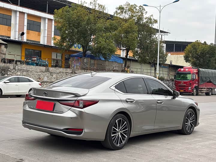 Фото 7 - Lexus ES