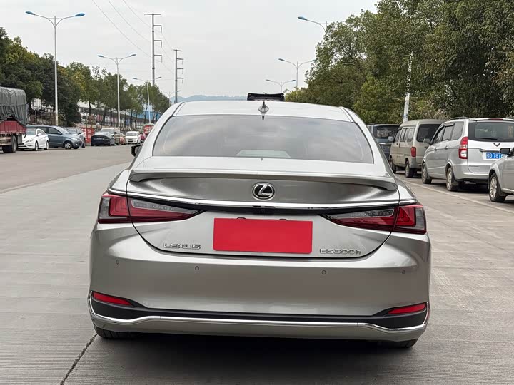 Фото 8 - Lexus ES