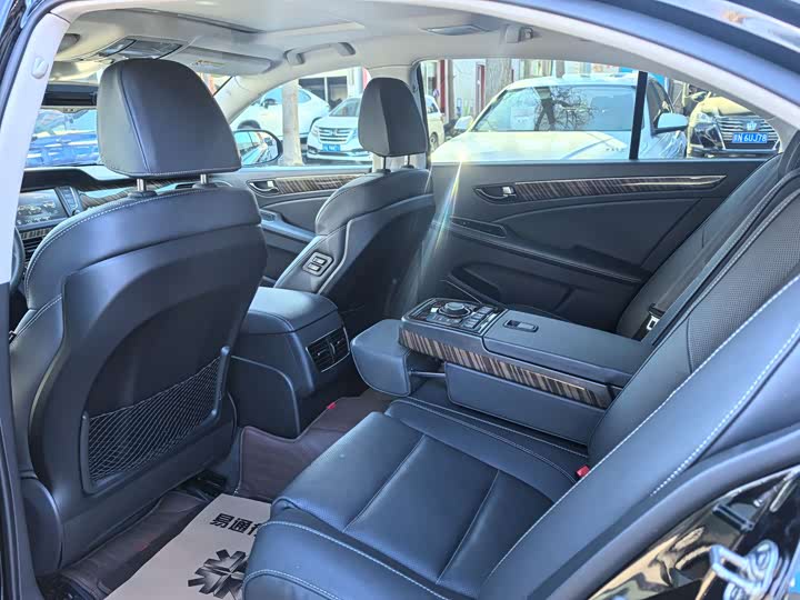 Фото 6 - Hongqi H7