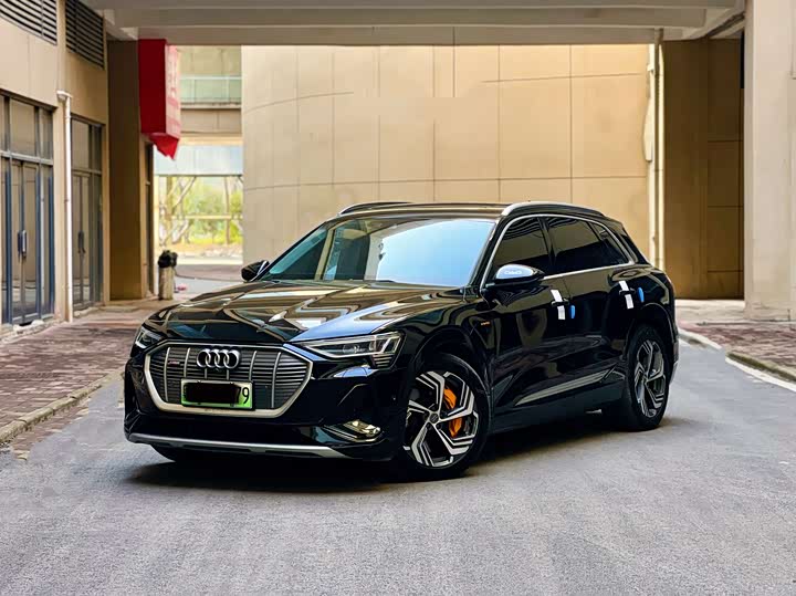 Фото 1 - Audi e-tron