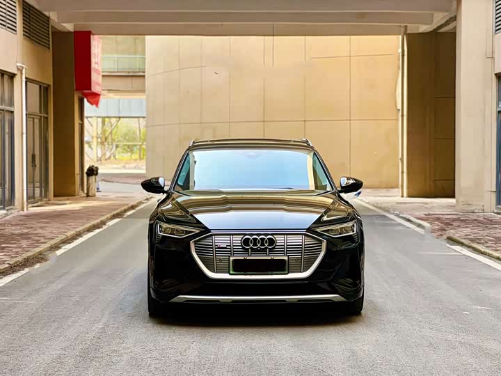 Фото 2 - Audi e-tron