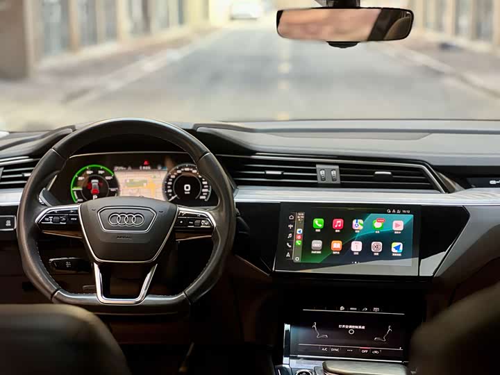 Фото 4 - Audi e-tron
