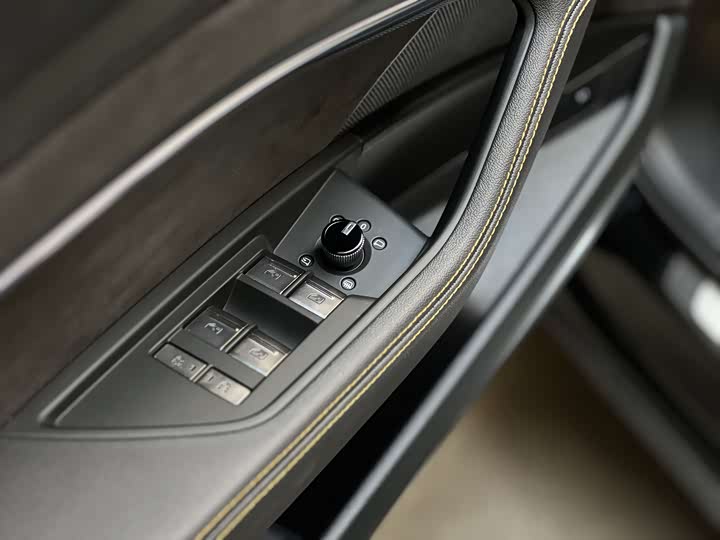 Фото 6 - Audi e-tron