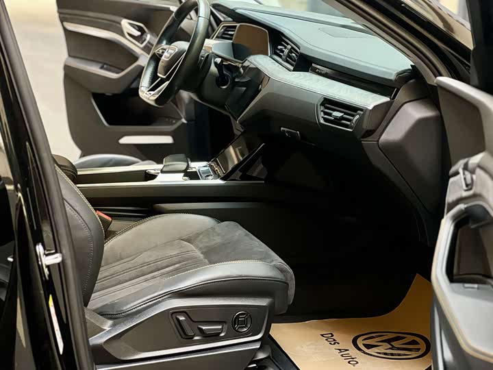 Фото 9 - Audi e-tron