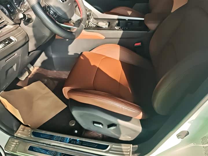 Фото 9 - Geely Vision X6