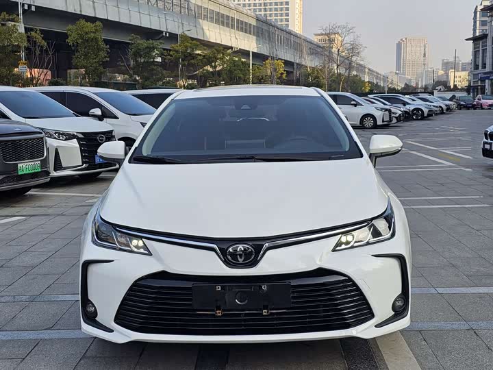 Фото 2 - Toyota Corolla