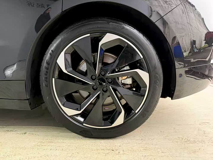 Фото 8 - Zeekr 001