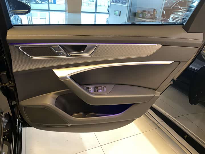 Фото 9 - Audi A6L