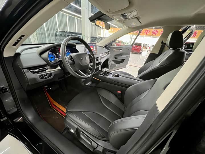 Фото 9 - Hongqi E-QM5