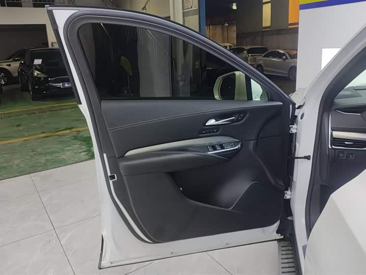 Фото 7 - Cadillac XT4