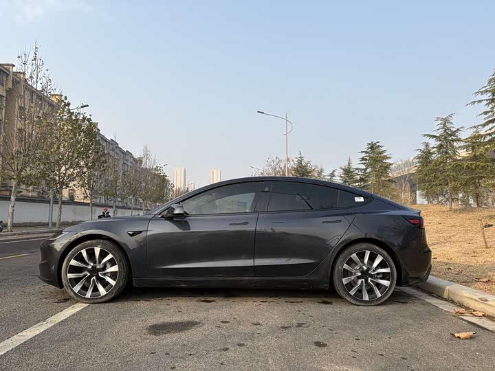 Фото 4 - Tesla Model 3