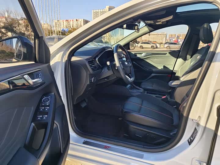 Фото 4 - Ford Focus