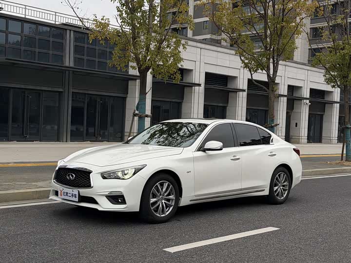 Фото 1 - Infiniti Q50L