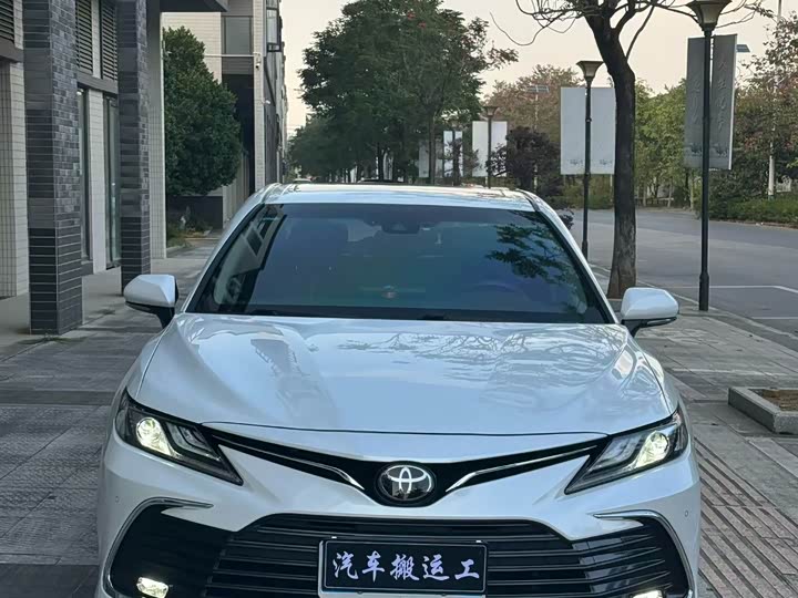 Фото 2 - Toyota Camry