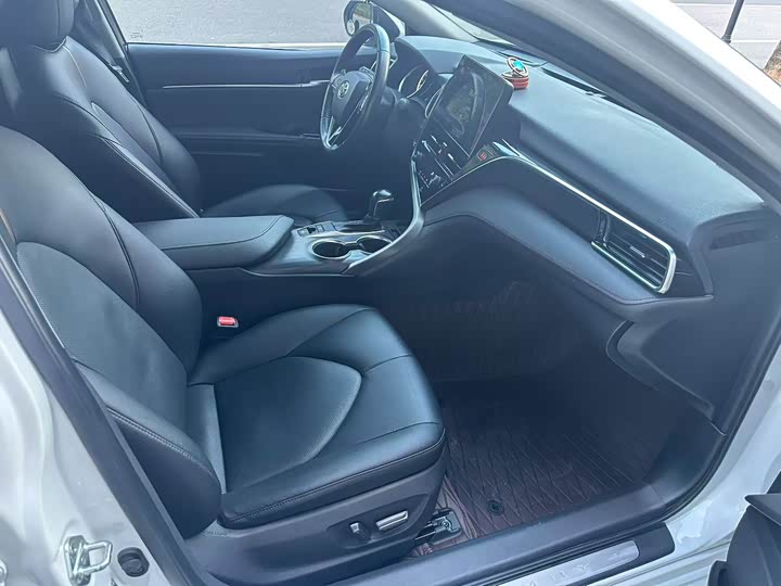 Фото 4 - Toyota Camry