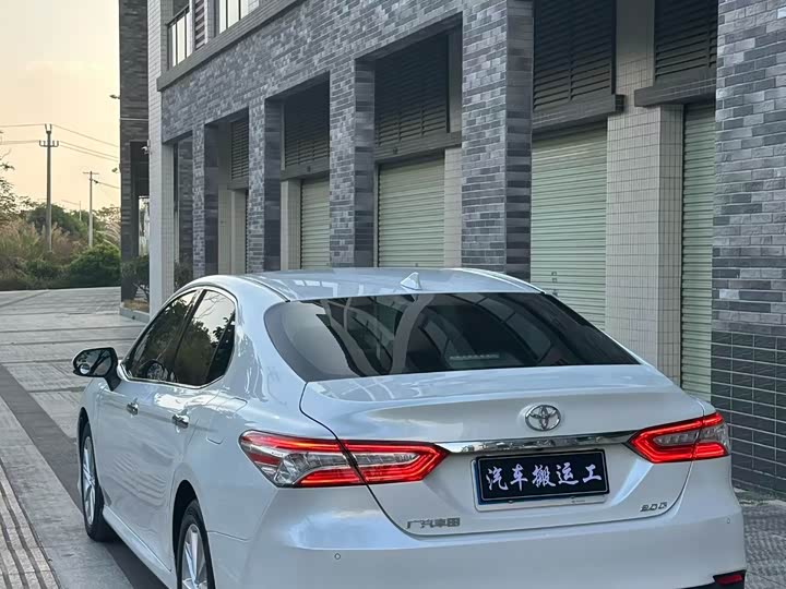 Фото 9 - Toyota Camry