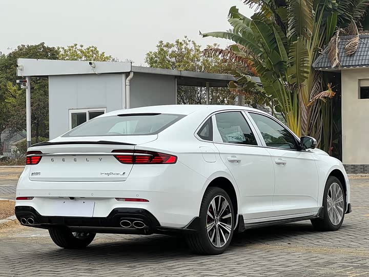 Фото 4 - Geely Preface