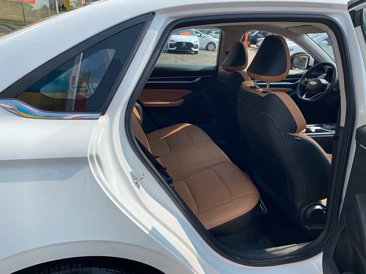 Фото 8 - Geely Emgrand