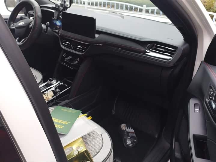 Фото 8 - Ford Escape