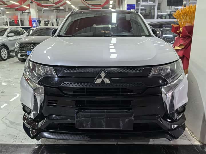 Фото 2 - Mitsubishi Outlander