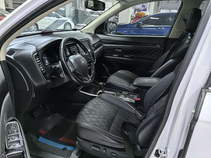 Фото 7 - Mitsubishi Outlander