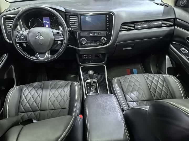 Фото 9 - Mitsubishi Outlander