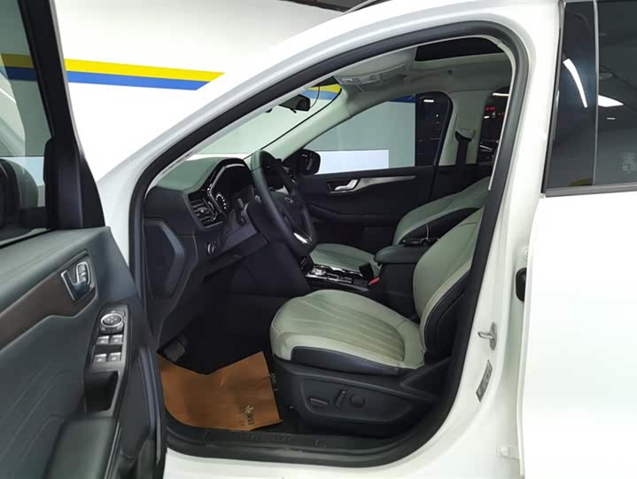 Фото 9 - Ford Escape