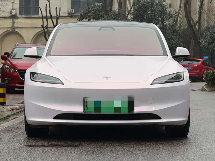 Фото 1 - Tesla Model 3