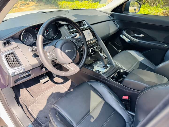 Фото 9 - Jaguar E-Pace