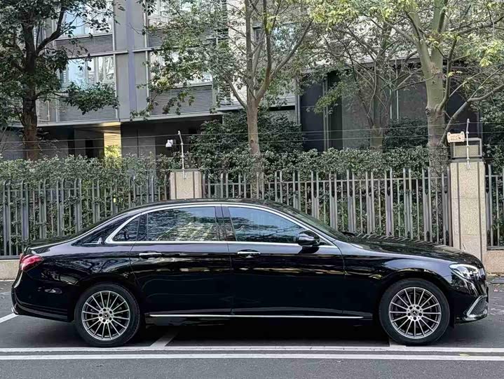 Photo 4 - Mercedes-Benz E-Class