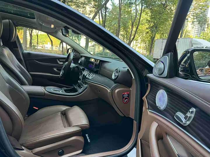 Photo 8 - Mercedes-Benz E-Class