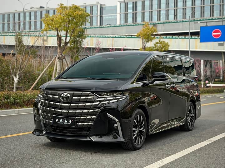 Фото 1 - Toyota Alphard