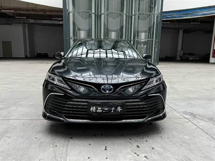 Фото 2 - Toyota Camry