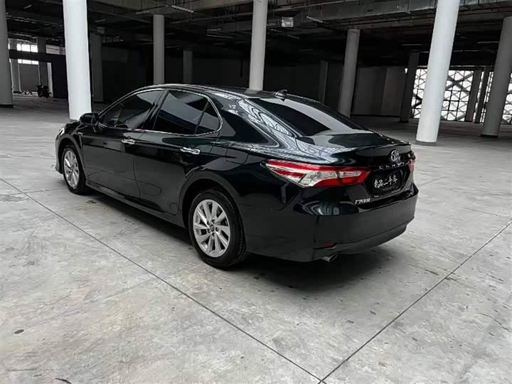 Фото 7 - Toyota Camry