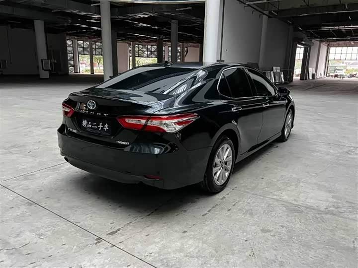 Фото 9 - Toyota Camry