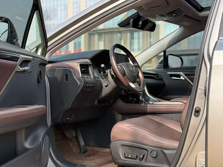 Фото 4 - Lexus RX