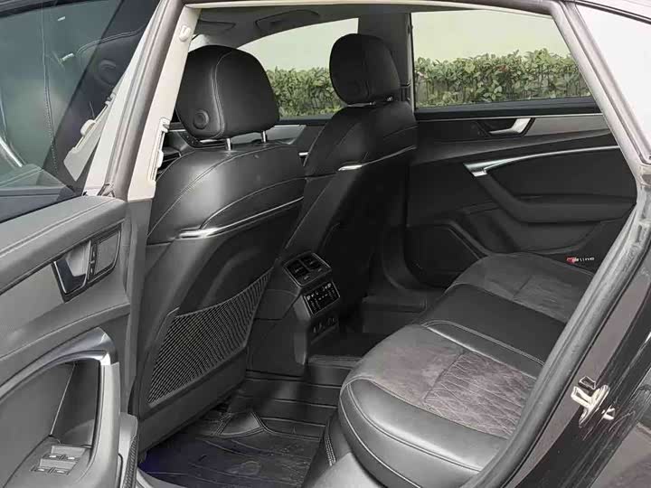 Фото 9 - Audi A7L