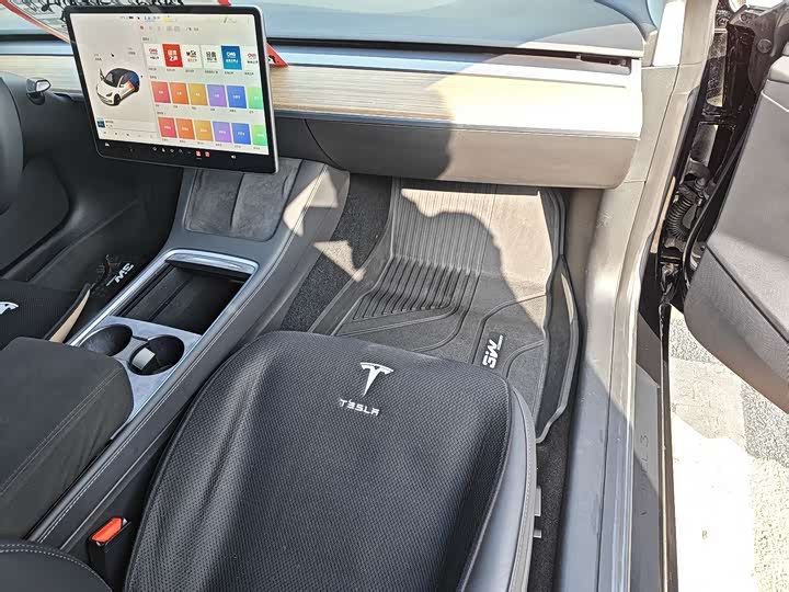 Фото 4 - Tesla Model 3