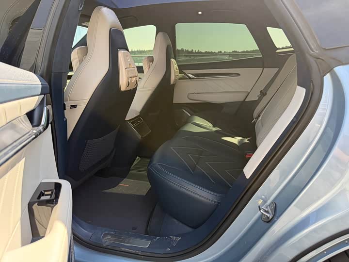 Фото 5 - Zeekr 001