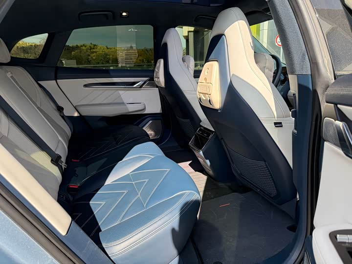 Фото 7 - Zeekr 001