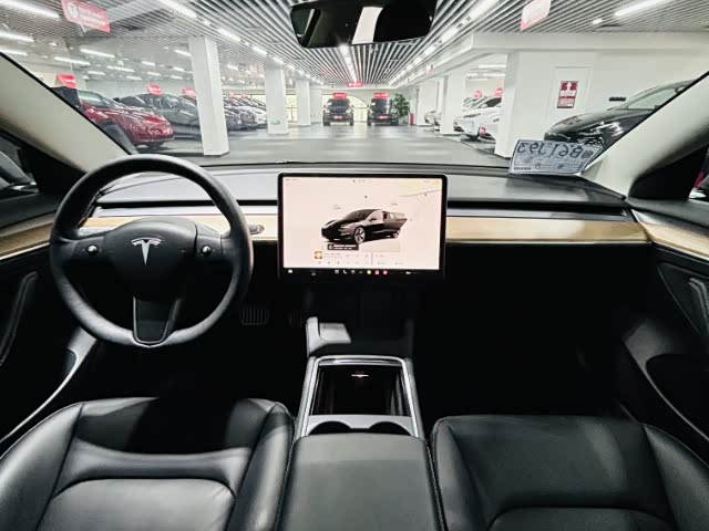 Фото 9 - Tesla Model 3