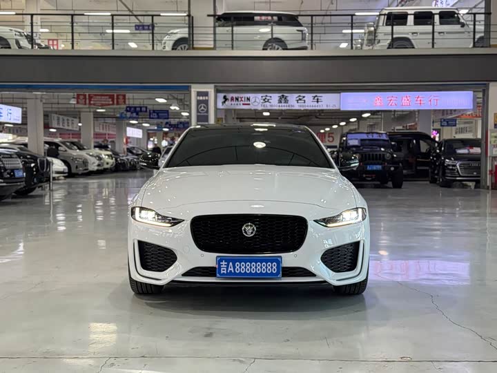 Фото 2 - Jaguar XE L