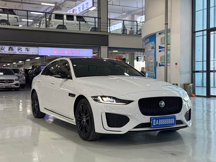 Фото 3 - Jaguar XE L