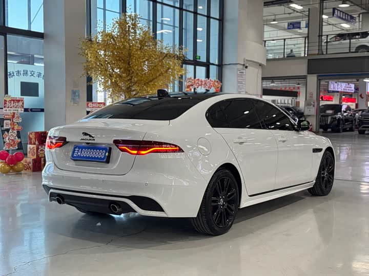 Фото 4 - Jaguar XE L