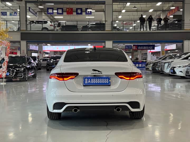 Фото 6 - Jaguar XE L