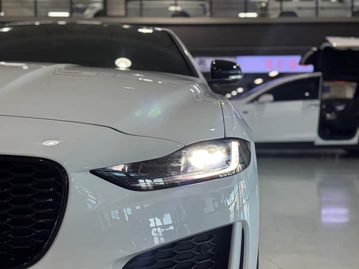 Фото 8 - Jaguar XE L