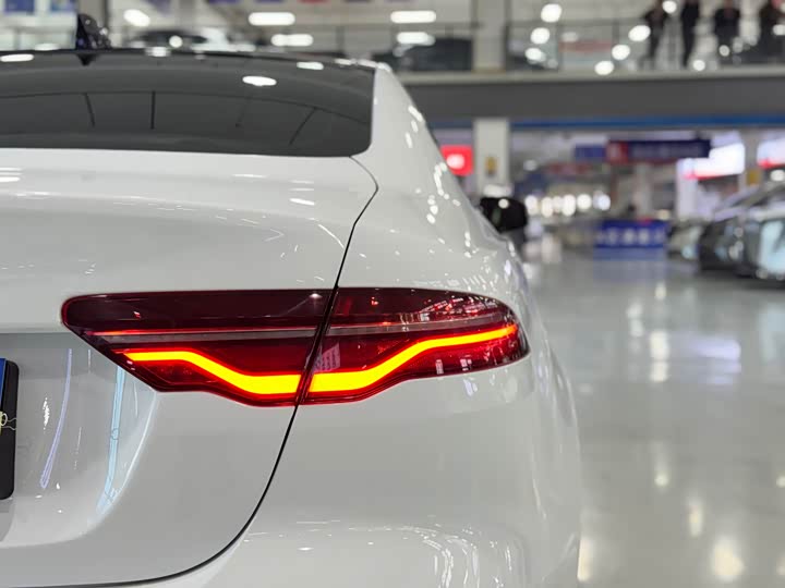 Фото 9 - Jaguar XE L