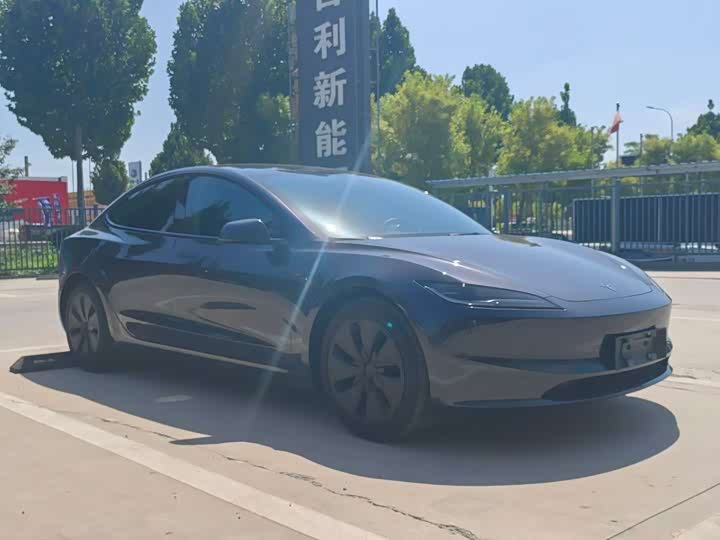 Фото 3 - Tesla Model 3