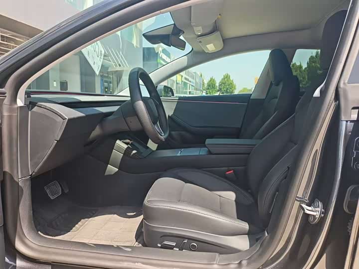 Фото 4 - Tesla Model 3