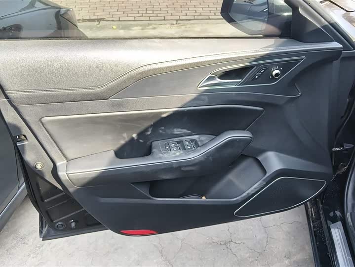 Фото 7 - Hongqi H5